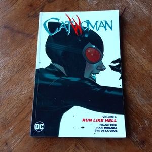 🍀CatWoman volume 8 Run Like Hell DC Comic Book